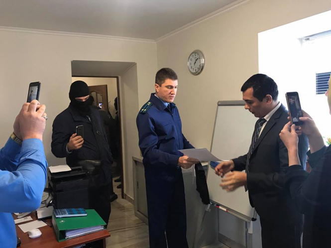 В офіс кримських адвокатів увірвалися силовики в балаклавах
