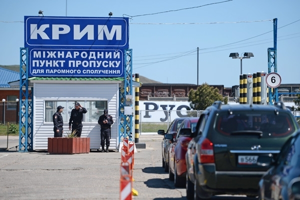 Кримські підлітки змушені приймати російське громадянство для виїзду з півострова