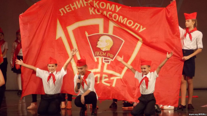 У Севастополі діти в гімнастерках відзначили 100-річчя комсомолу
