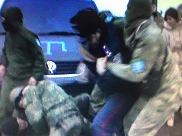 Оприлюднено відео сутичок силовиків та кримських татар біля опор електропередачі