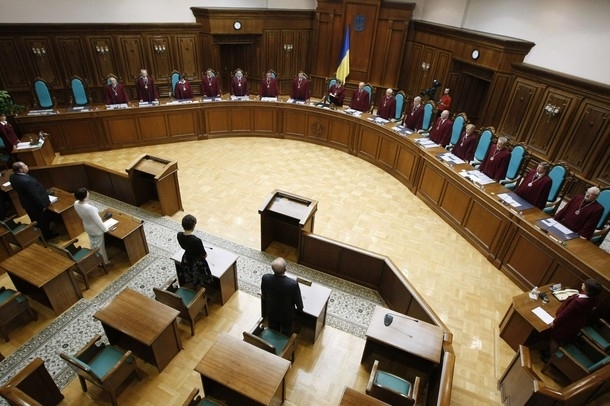 Конституционный Суд принял жалобу Верховного суда относительно закона о люстрации, - текст