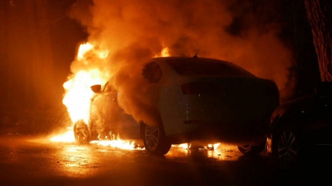 Неподалік від російського посольства згоріло авто на дипномерах, - ФОТО, ВІДЕО
