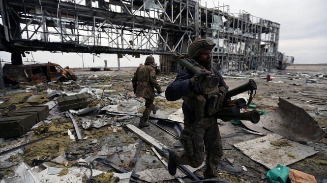 В аэропорт Донецка выехала украинско-российская группа военных, чтобы прекратить огонь