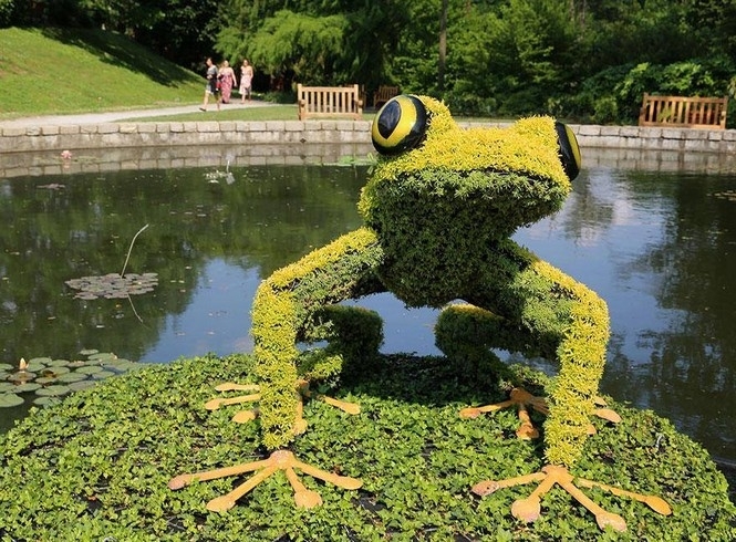 Сказочный мир в саду: выставка гигантских скульптур из цветов