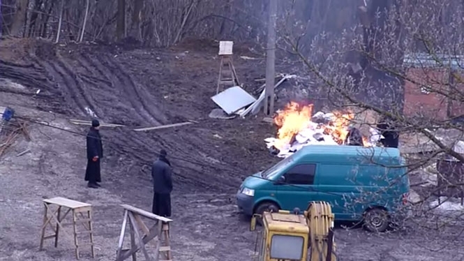 Невідомі у монаших рясах спалювали документи на території Лаври, - відео