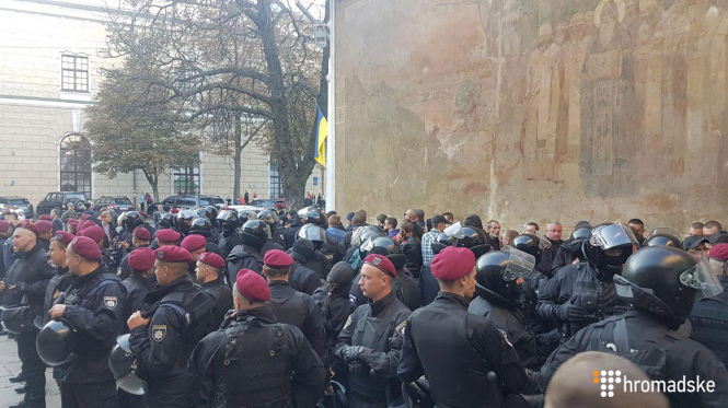 У Києві біля лаври поліція оточила близько 30 молодиків

