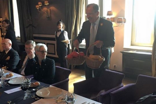 Во время переговоров в Сочи Лавров подарил Керри картофель и помидоры - фото