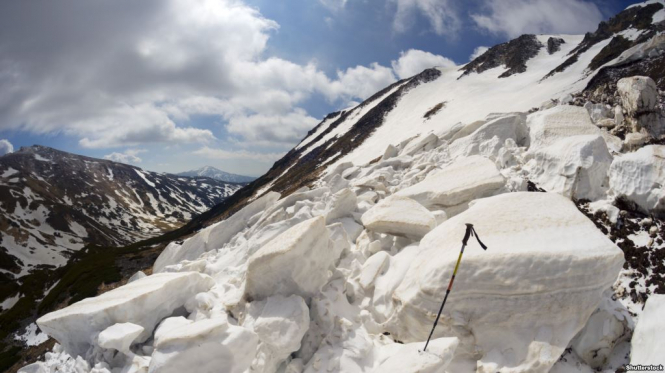 ДСНС попередила про сніголавинну небезпеку в Прикарпатті та Закарпатті
