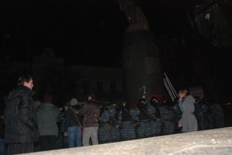 Возле памятника Ленину в Киеве столкновения с правоохранителями (видео)