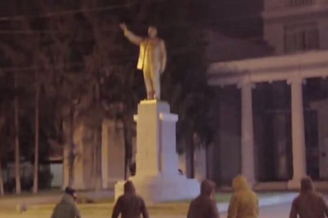 Ночью в Харькове не устояли еще два памятника Ленину, - видео 