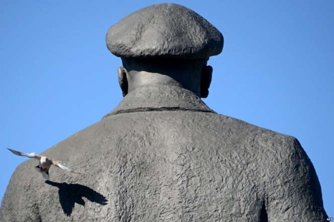 У Москві невідомі звалили пам'ятник Леніну та відпиляли йому голову