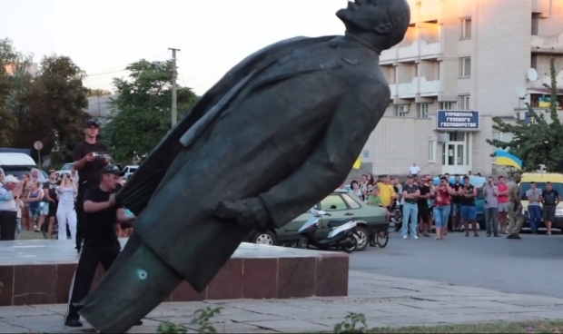 На Днепропетровщине демонтировали Ленина и спели гимн Украины