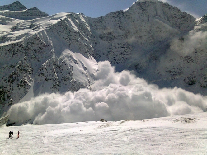 Троє людей загинули у швейцарських Альпах через сходження лавин