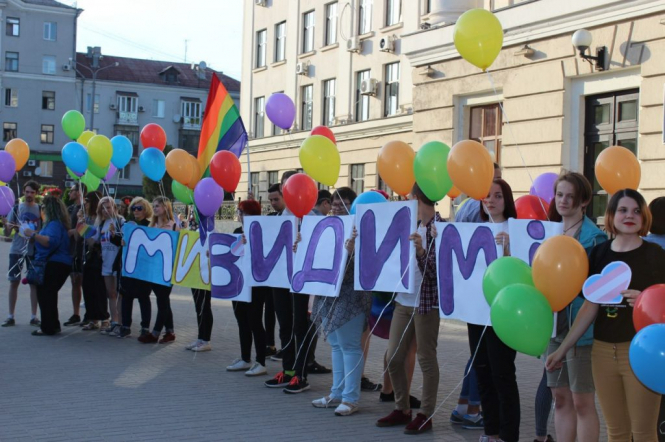 В Запорожье во время акции в поддержку ЛГБТ-сообщества неизвестный бросил петарду в участников