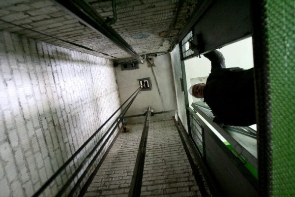 У Києві обірвався ліфт: пенсіонерка пролетіла 10 поверхів і вижила