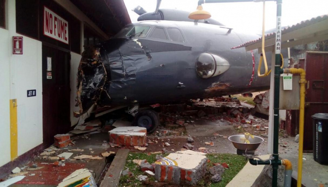 У Перу військовий літак врізався в базу поліції, - ВІДЕО