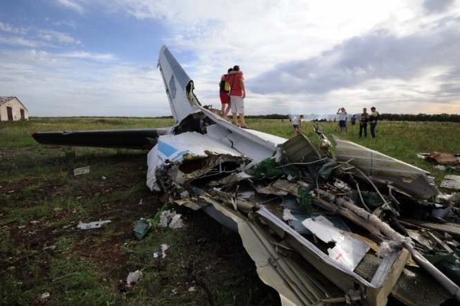 Местные жители разбирают на металлолом остатки сбитого украинской самолета