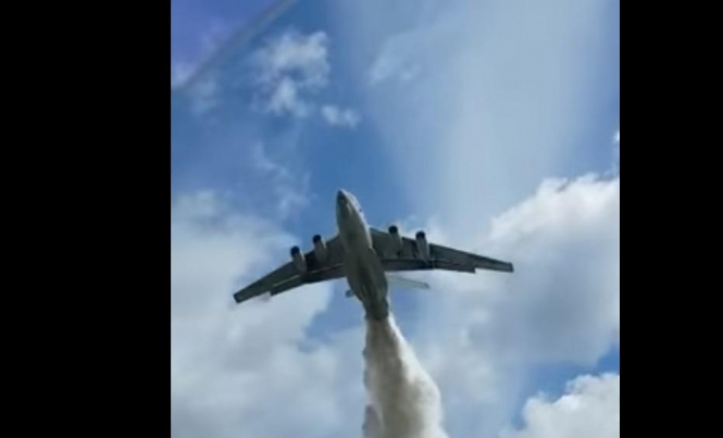 В России пожарный Ил-76 по ошибке сбросил 40 тонн воды на патрульных - ВИДЕО