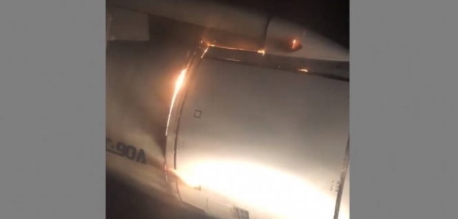 У Росії пасажир літака зняв на відео загоряння двигуна