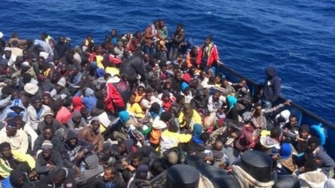 У берегов Ливии тонет судно с нелегалами