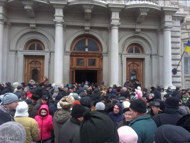 Львівська облрада виселяє з облдержадміністрації мітингувальників, які захопили будівлю