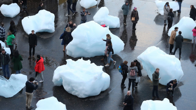 У Лондоні встановили 24 глиби льоду, що тануть
