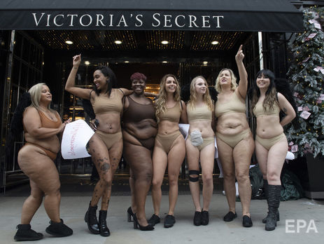 У Лондоні жінки влаштували акцію проти бренду Victoria's Secret