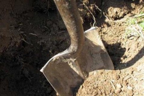 В России местные власти отправили должников копать могилы