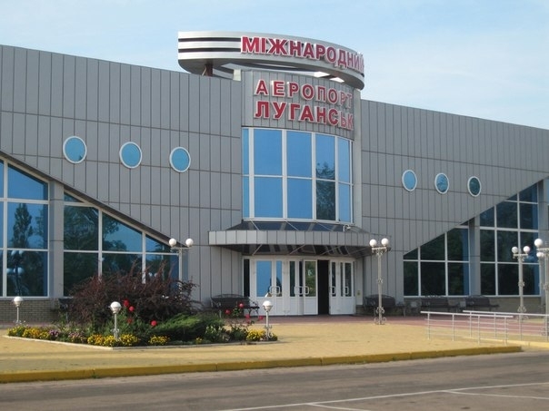 Террористы обстреляли аэропорт в Луганске, где находились украинские силовики