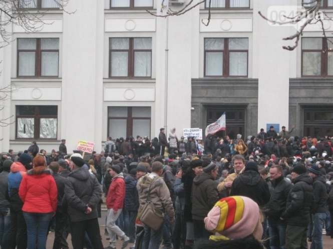 В Луганске пророссийские митингующие захватили ОГА и повесили на здании российский флаг