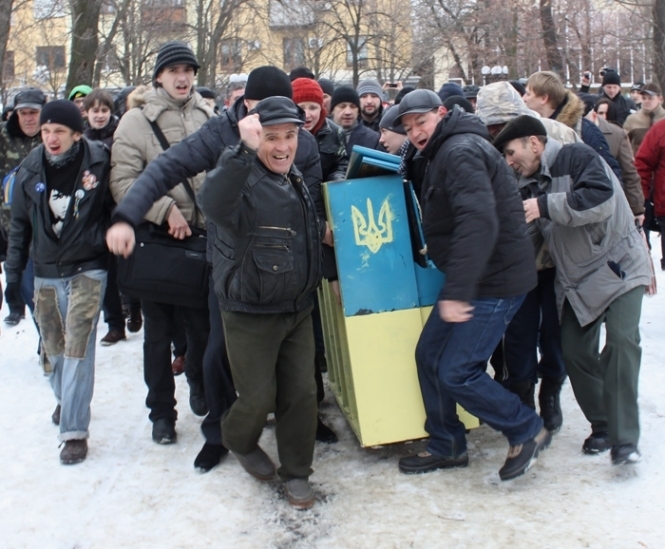 Через жовто-блакитне піаніно у Луганську побилися учасники Євромайдану і Антимайдану