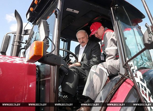 Лукашенко и Додон на тракторах посадили кукурузу