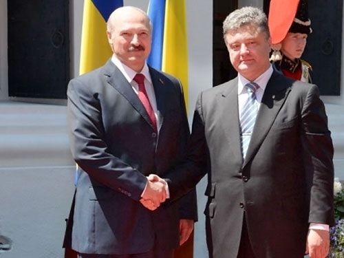 Порошенко поговорив з Лукашенком: сподівається на відновлення переговорів у Мінську