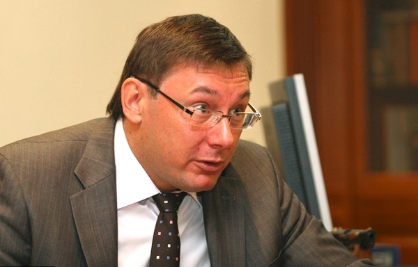 Луценко пригрозив військовому прокурору сил АТО звільненням

