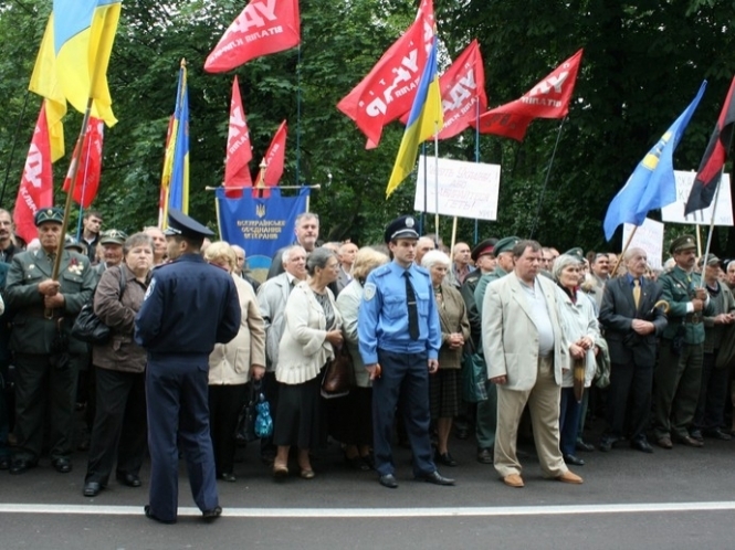 Мовні протести: у Львові оголосили новий Майдан, а в Донецьку ганьбили Партію регіонів
