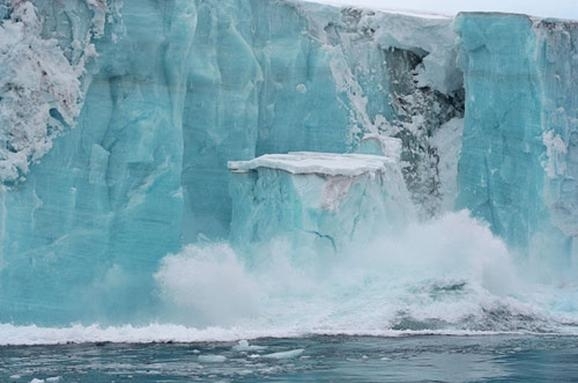 В Антарктике в леднике увеличилась трещина