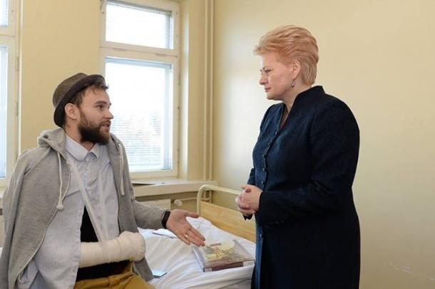 Президент Литви відвідала у лікарні пораненого активіста Майдану