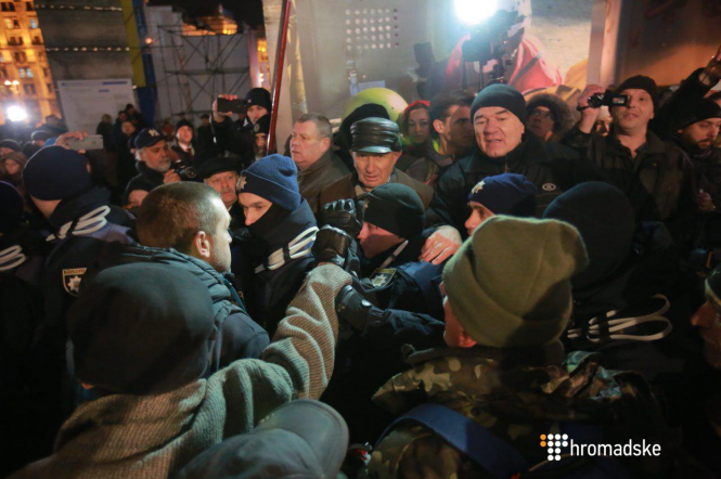 На Майдані сталися сутички між протестувальниками і поліцією, - ФОТО ВІДЕО
