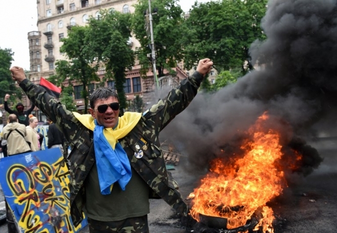 На Майдані горять шини: мітингувальники проти демонтажу наметів, - фото