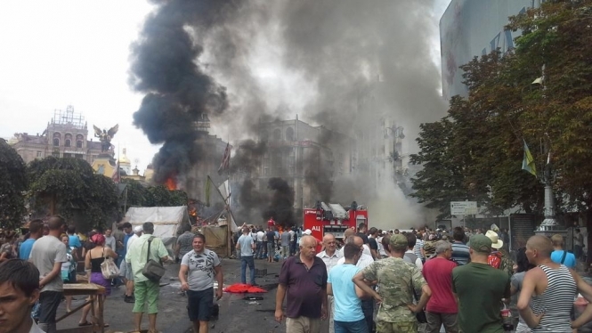 На Майдане снова горят шины и баррикады, - фото
