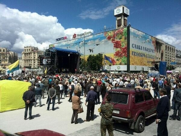 На Майдане - вече: активисты хотят увидеть Кличко и распустить парламент
