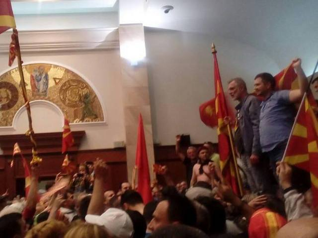 В Македонии демонстранты пошли на штурм парламента