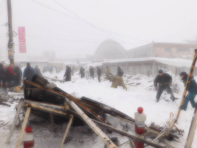 Обвал крыши торгового ряда в Макеевке: четыре человека госпитализированы