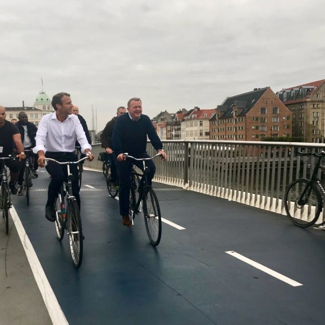Премьер Дании показал Макрона Копенгаген на велосипеде
