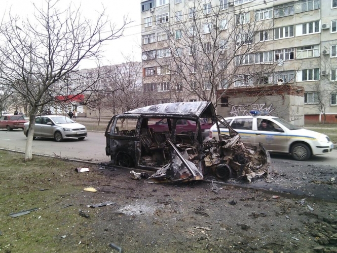 Розбиті будинки, спалені машини: Маріуполь після російського артобстрілу