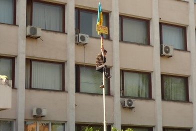 Сепаратисты сбросили флаг с флагштока горсовета Мариуполя