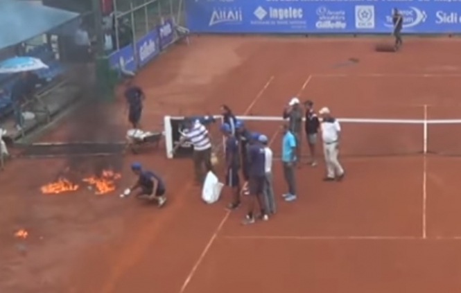 В Марокко організатори підпалили тенісний корт, щоб швидше його висушити, - ВІДЕО