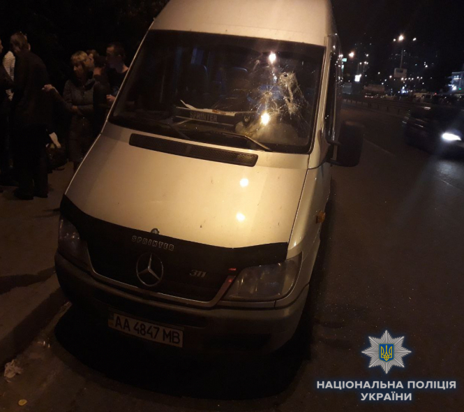 У Києві невідомі розбили автобус, який здійснює перевезення до Одеси