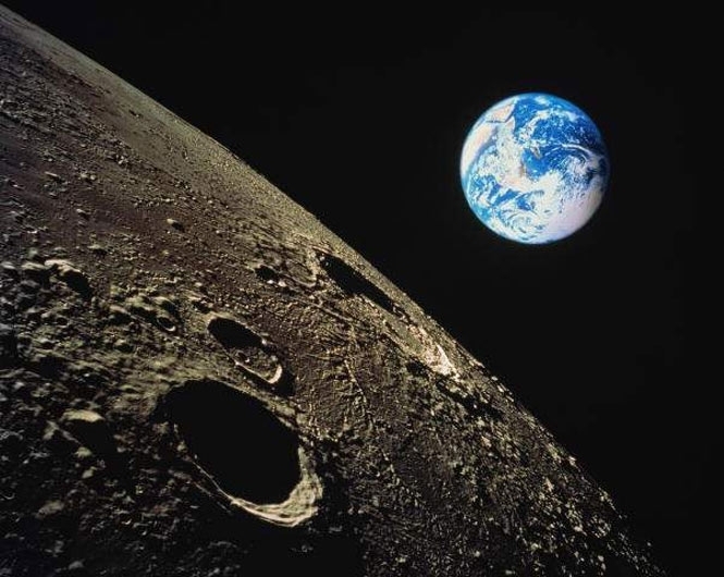 В сети появился короткометражный фильм о высадке на Луну, сделанный из тысяч фотографий, видео