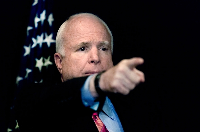 Маккейн жорстко критикує Обаму за те, що безглуздо гинуть невинні українці

